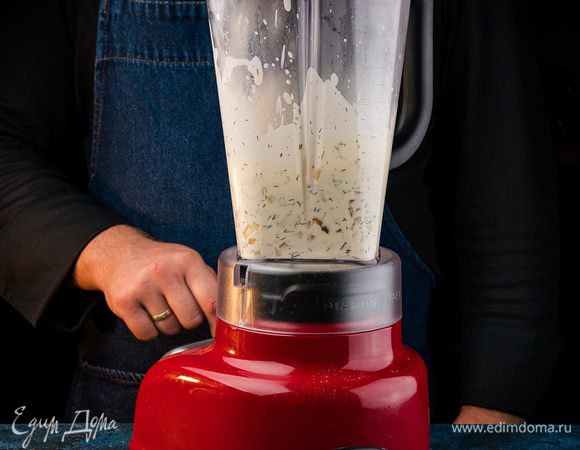 Снять с огня. Вынуть бадьян, веточки укропа, лавровый лист. Отложить несколько целых грибов для украшения. Остальную массу пюрировать в блендере до однородности.