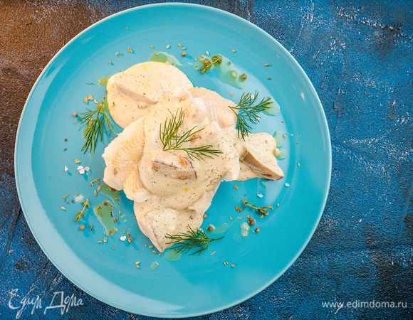 Выложить рыбу на тарелку. Полить соусом, выложить несколько целых грибов. Украсить свежей зеленью. Приятного аппетита!