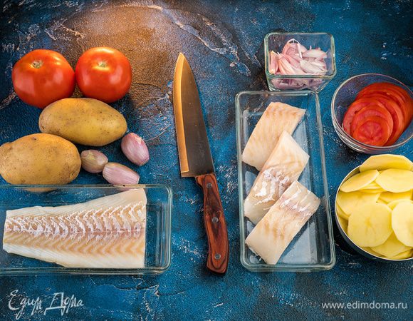 Рыбу нарезать небольшими кусочками, посолить, поперчить, оставить на 30 минут.