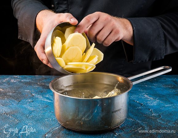 Картофель нарезать тонкими кружочками, примерно 0,5 см, промыть водой и отварить до полуготовности в подсоленной воде.