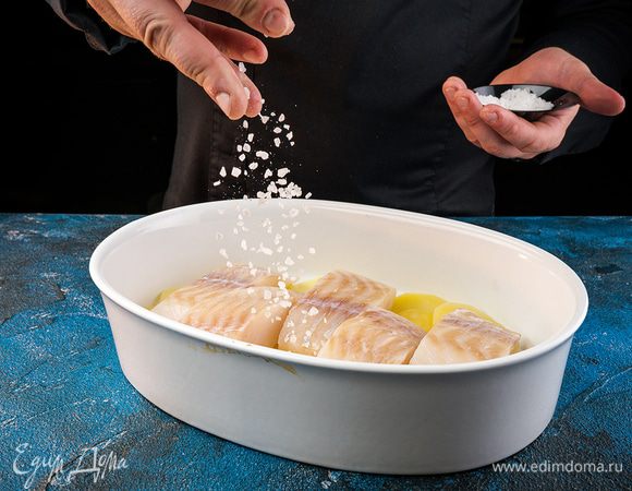 Дно формы смазываем сливочным маслом и выкладываем 2/3 картофеля, посолить.