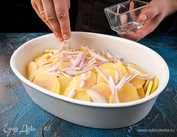 На картофель выкладываем рыбу. Далее выкладываем помидоры, картофель, лук, посолить.