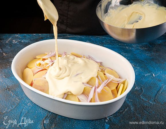 Поливаем соусом и присыпаем сыром. Выпекаем при температуре 180°С 30 — 35 минут.
