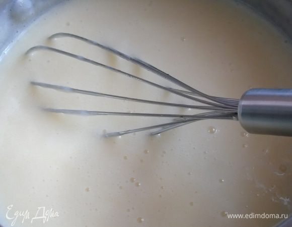 Готовим крем: в сотейник налейте воду, насыпьте сахар, добавьте корицу (1 палочку) и корку с лимона. Доведите до кипения и проварите немного. Снимите с огня.  130 мл молока смешайте с мукой, остальное  молоко поставьте на огонь и доведите до кипения. Когда вскипит, влейте тонкой струйкой молоко, смешанное с мукой, и проварите до загустения, а потом влейте сироп, с которого предварительно удалите корицу. Перемешайте. Желтки слегка взбейте и вмешайте венчиком в крем.