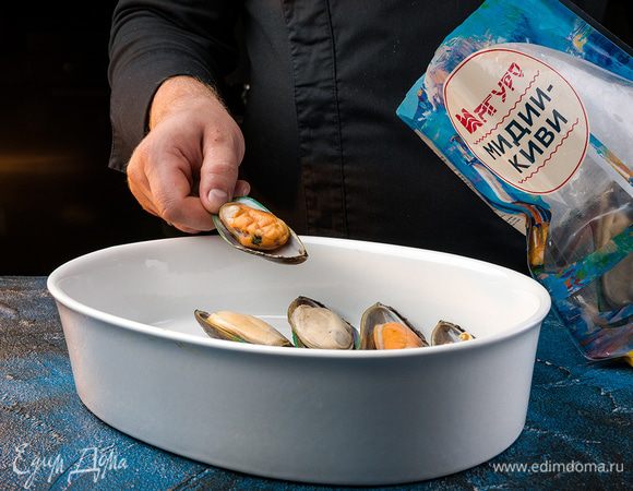 Выложите мидии в огнеупорную форму для запекания.