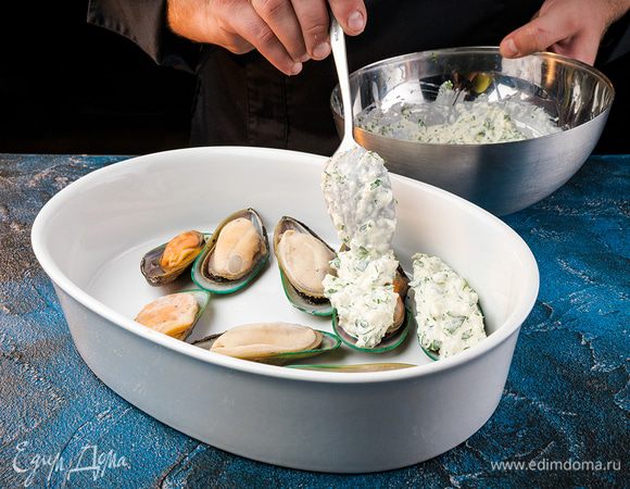 Немного посолите и поперчите мидии, затем выложите на каждую по ложке сырно-сливочной смеси.