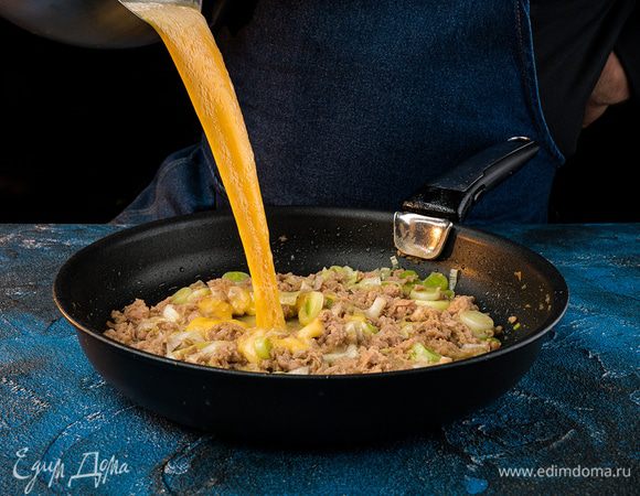 Разогреть духовку на 180°С. Переложить тунец в блюдо для запекания. Залить взбитыми яйцами. Добавить специи по желанию.