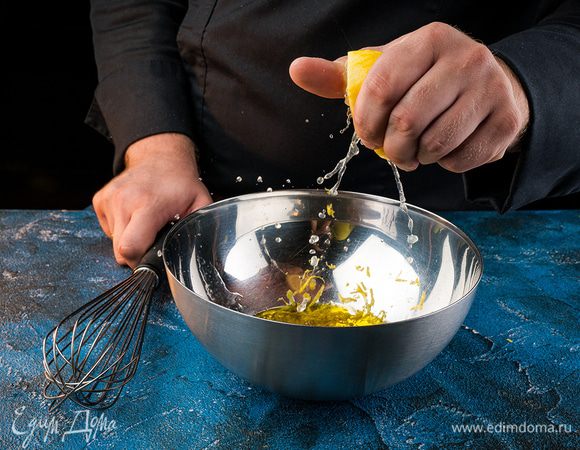 Для заправки взбиваем оливковое масло с лимонным соком и цедрой, солим, перчим по вкусу. 