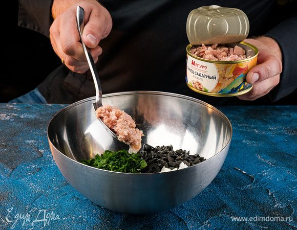Смешиваем тунец, с маслинами и петрушкой и добавляем 2/3 заправки.