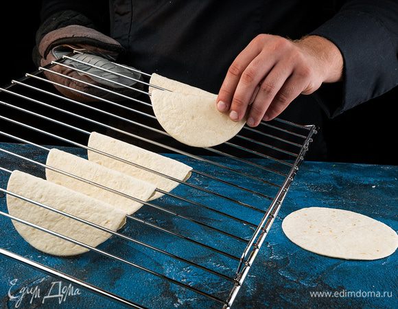 Лепешки подсушить в духовке и вырезать кружки среднего размера.