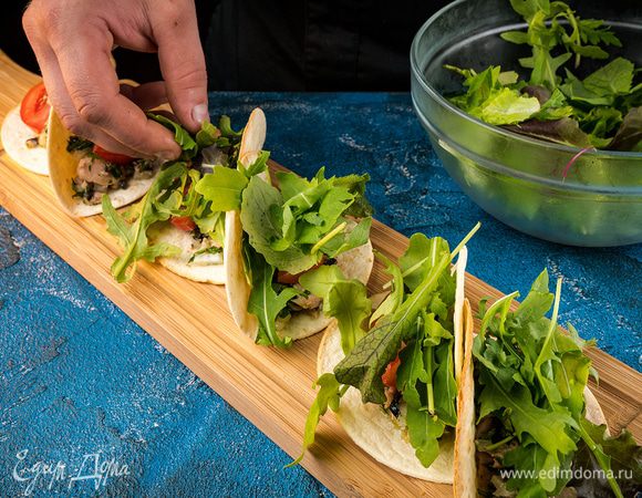 На лепешки выкладываем салат из тунца, сверху салатный микс и пару долек помидорами. 