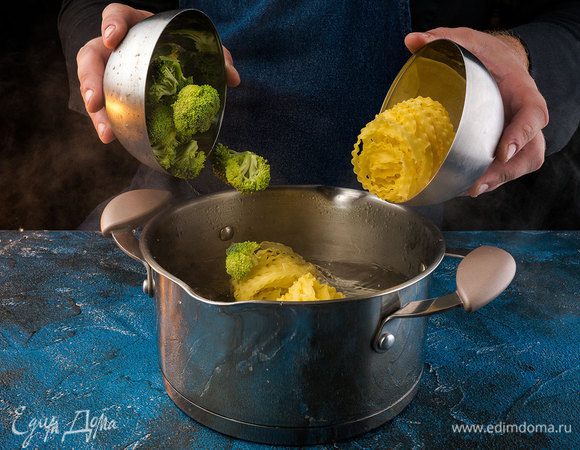 Разделить брокколи на соцветия и отварить вместе с пастой в кипящей подсоленной воде около 11 мин.