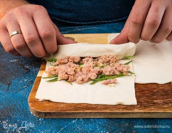 В отдельной миске перемешать начинку: тунца и чеснок. Выложить и равномерно распределить начинку по тесту, добавить к начинке эстрагон.