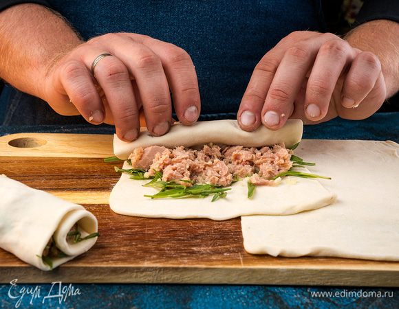 Аккуратно завернуть каждый рулетик.