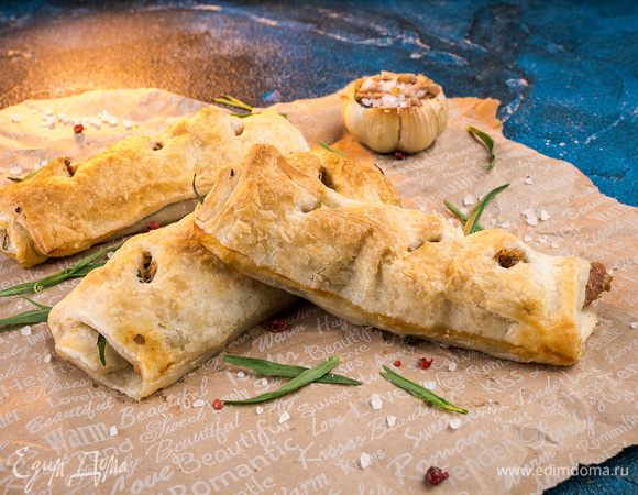 Выпекать рулетики при 220°С около 20 минут до румяного цвета. Ароматная и сытная закуска к вашему столу готова!