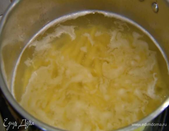 Пенне отваривать в подсоленной воде на 1‒2 минуты меньше, чем указано на упаковке, затем воду слить.