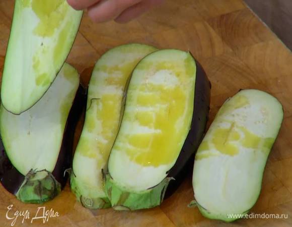 Баклажан нарезать вдоль пластинами и сбрызнуть оливковым маслом Extra Virgin.