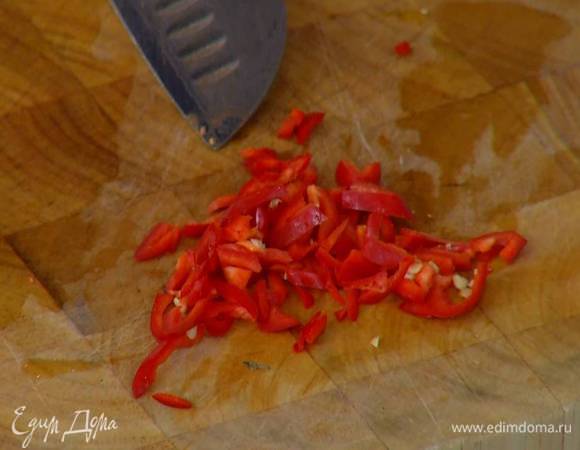 Перец чили вместе с семенами нарезать тонкой соломкой.
