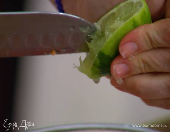 Из половинки лайма выжать 2 ст. ложки сока.