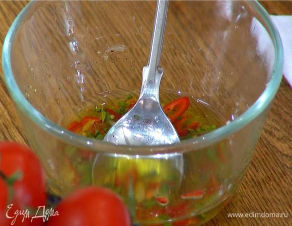 Приготовить соус: нарезанный перец чили полить соком лайма, добавить гималайскую соль, смесь перца, сахарную пудру, оливковое масло, измельченный руками майоран и растертый чеснок, все перемешать.