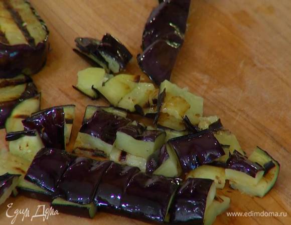 Обжаренные баклажаны порезать небольшими кубиками.