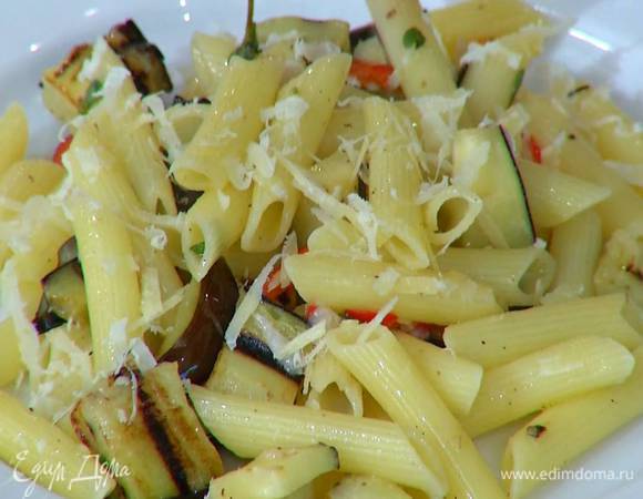 Сыр натереть на крупной терке и посыпать макароны.