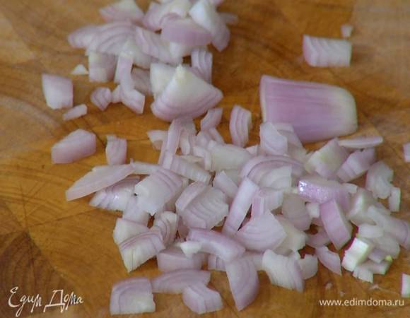 Шалот почистить и мелко порубить.