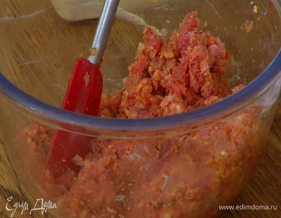 Все мясо пропустить через мясорубку, затем добавить в фарш домашние сухари, вустерширский соус, обжаренный лук с чесноком, гималайскую соль и горчицу, все вымешать.