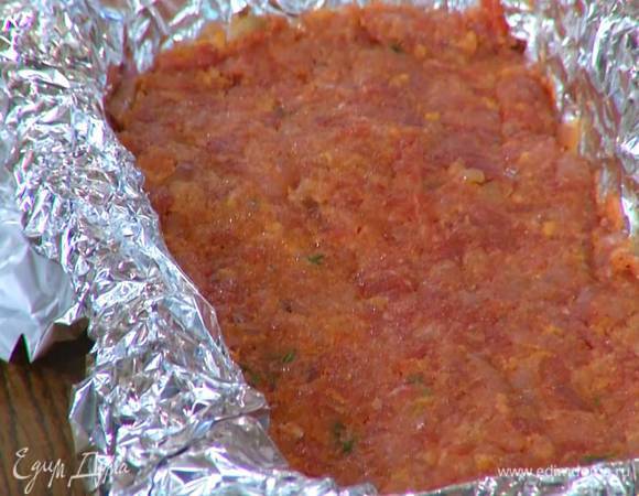 Продолговатую форму для выпечки выстелить фольгой, так чтобы свешивались края, выложить фарш и плотно утрамбовать его.