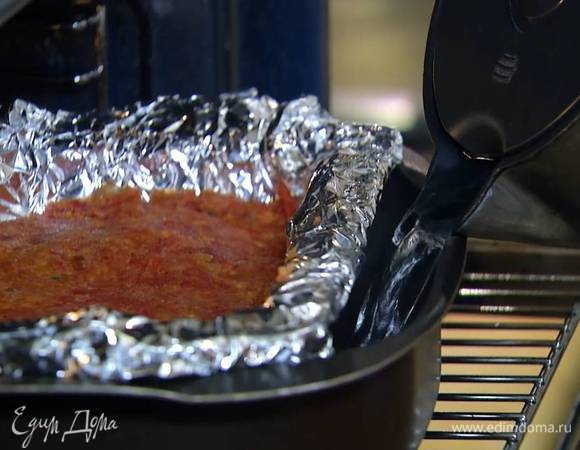 Форму с фаршем поместить в большой глубокий противень, наполовину заполненный горячей водой, и отправить в разогретую духовку на 40‒60 минут.