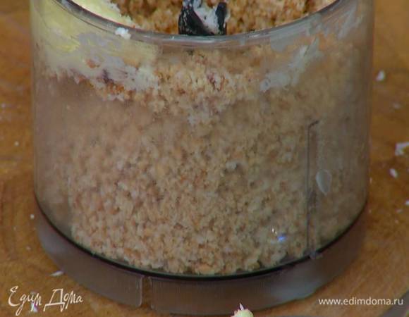 Оба вида печенья соединить с предварительно размягченным сливочным маслом и кокосовой стружкой, измельчить все в блендере.