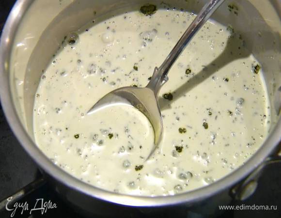 Кокосовое молоко влить в небольшую кастрюлю, всыпать зеленый чай, перемешать и прогреть на небольшом огне, не доводя до кипения.