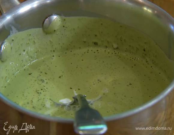 В теплое молоко добавить желатин и перемешать так, чтобы не осталось комочков, затем всыпать сахарную пудру и все еще раз перемешать.