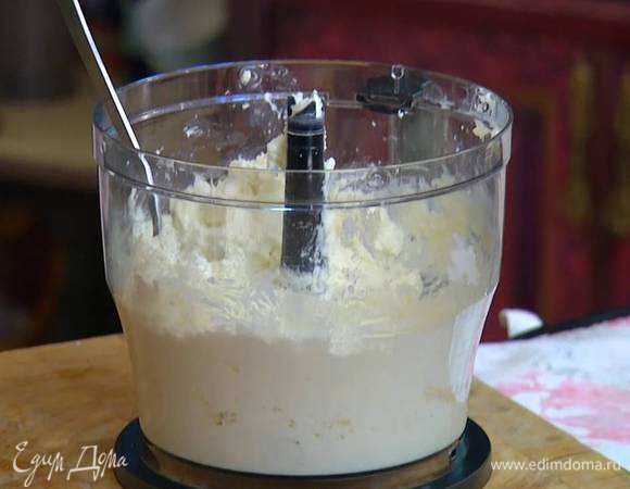 Творог взбить в блендере в однородную массу, добавить сливочный сыр и перемешать.