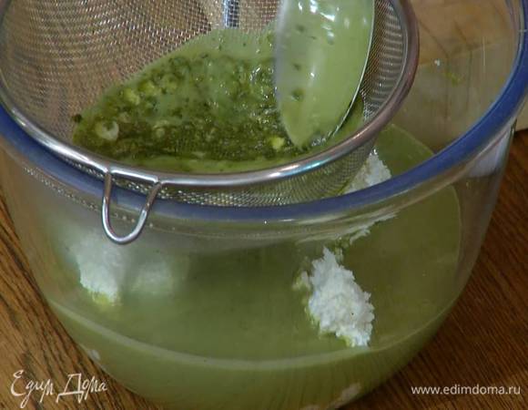 Из половинки лайма выжать 2 ст. ложки сока и добавить в молочно-желатиновую смесь, все перемешать, процедить через сито, влить к творогу со сливочным сыром и еще раз перемешать.