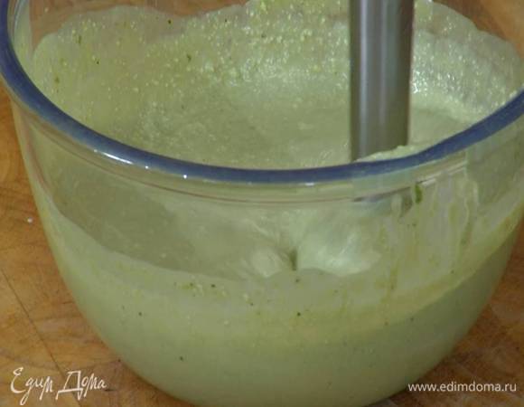 Творожно-молочную смесь взбить блендером в однородную массу.