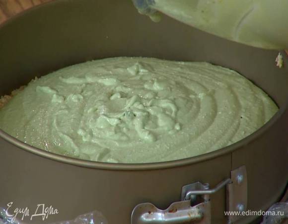 На охлажденный корж из печенья равномерно вылить творожную начинку и отправить чизкейк на 15‒20 минут в морозильник или на 4‒6 часов в холодильник.