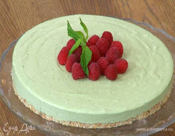 Охлажденный чизкейк вынуть из формы, украсить малиной и листьями мяты.