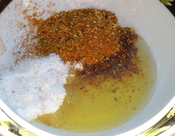 Смешать соль, растительное масло, любимые специи (у меня смесь из паприки, кориандра, сухих томатов, розмарина, смеси перцев, тмина, сухого чеснока, перца чили).