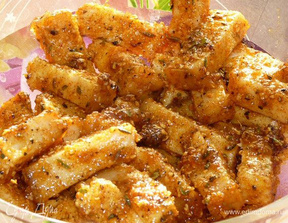 Равномерно распределить масляную смесь на сало, тщательно перемешать.