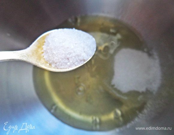 Отделяем белки от желтков.  В белки всыпаем половину сахара — 35 г и ваниль тоже.