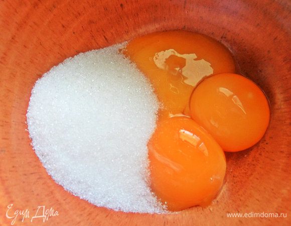 В желтки — остальной сахар, тоже 35 г.