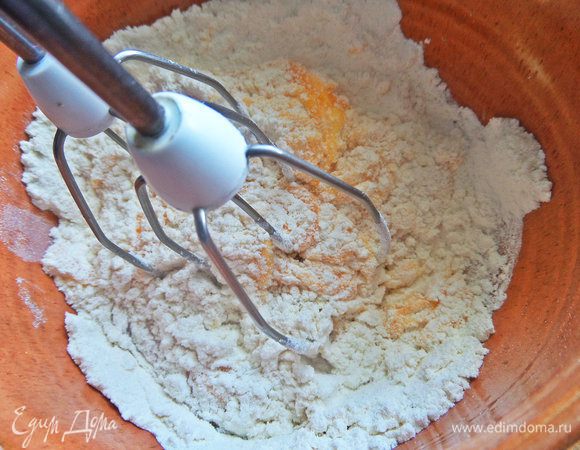 Всыпаем постепенно муку в желтковую массу. Взбиваем.