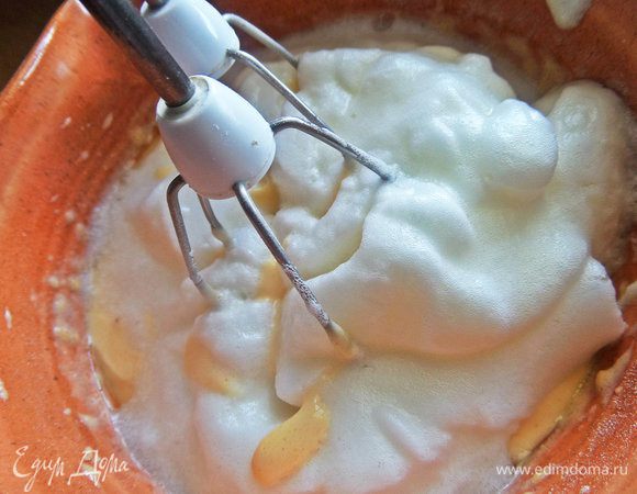 Вводим взбитые белки.