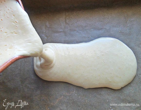 Дно формы (длиной 36 см, шириной 22 см) застилаем бумагой, смазанной маслом.