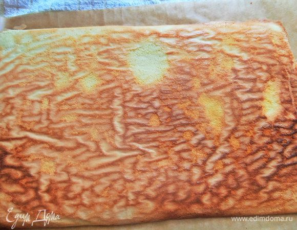 Пока пласт горячий, накрываем бумагой, переворачиваем и быстро снимаем слой пергамента, на котором запекалось.