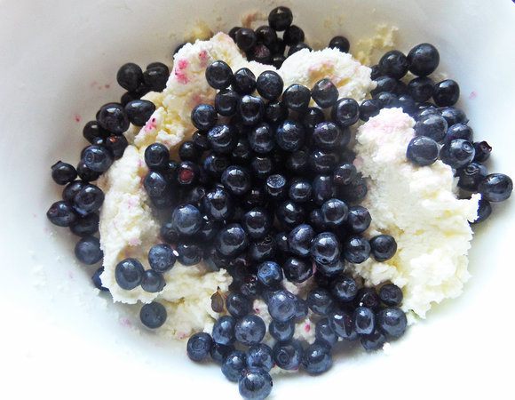 В творог и творожные ванильные сырки добавляем чернику.