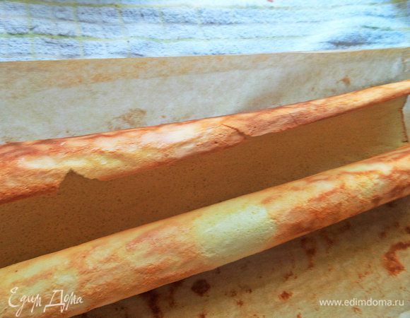 Разворачиваем рулет, убираем полотенце и бумагу.