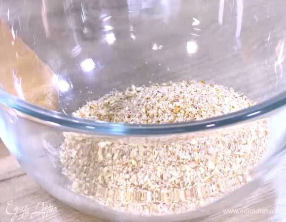 Миндаль измельчить блендером в муку.