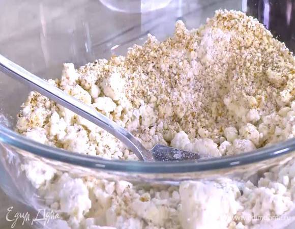 Измельченный миндаль соединить с творогом, мукой и ванильным экстрактом, все посолить и перемешать.